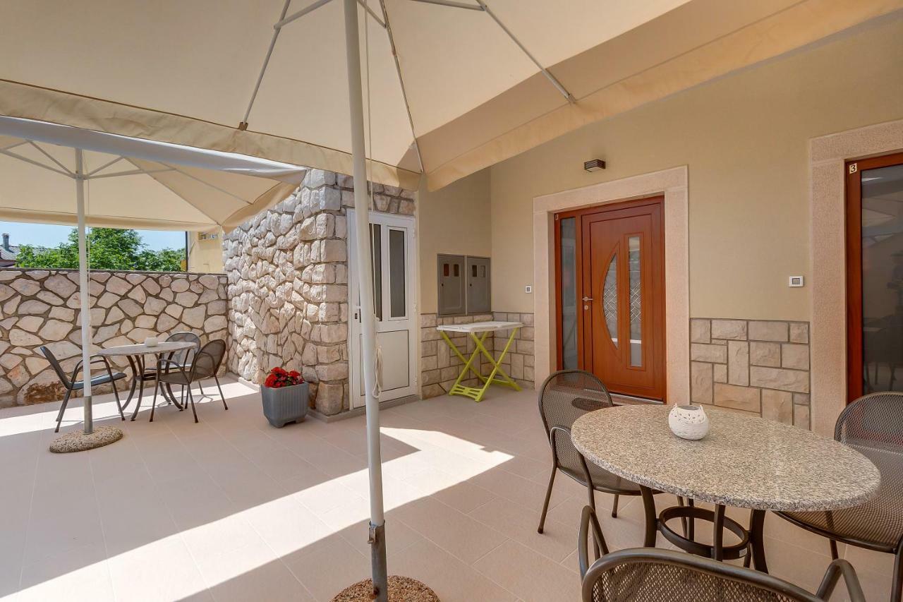 Apartments Eva Cres Exterior photo