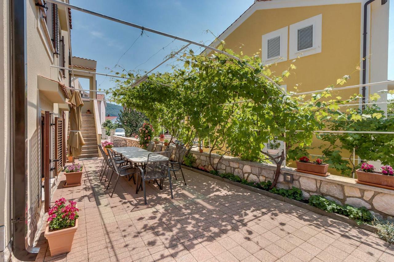 Apartments Eva Cres Exterior photo