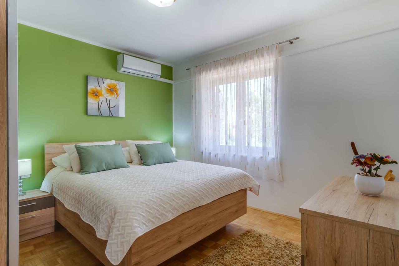 Apartments Eva Cres Exterior photo