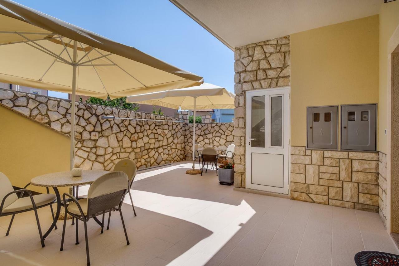Apartments Eva Cres Exterior photo
