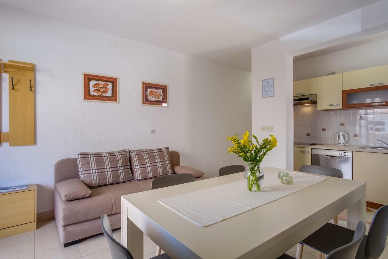 Apartments Eva Cres Exterior photo