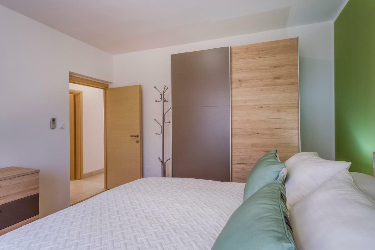 Apartments Eva Cres Exterior photo