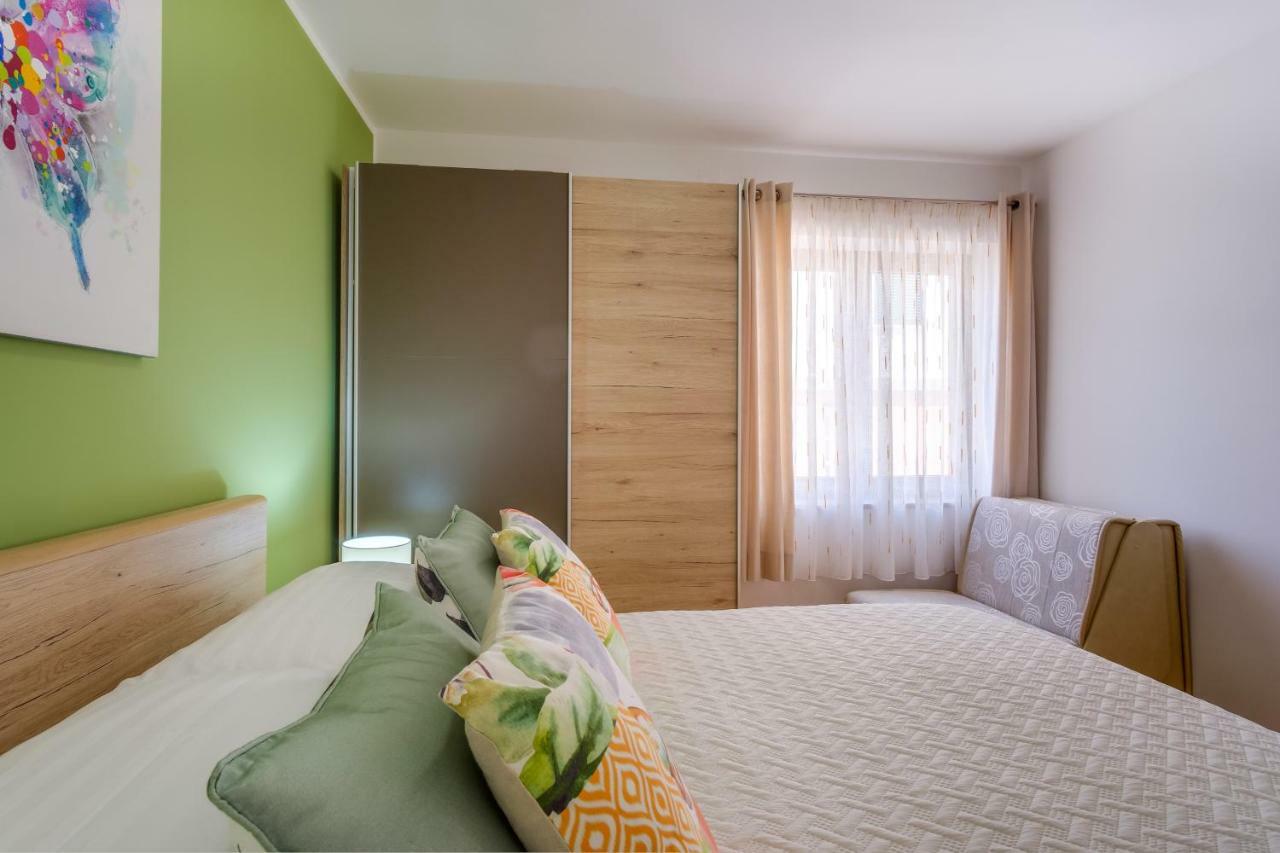 Apartments Eva Cres Exterior photo